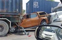 Tài xế Việt đang đùa với tính mạng khi lái xe cạnh container