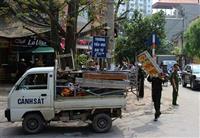 Công an ra quân “dọn rác” trên phố