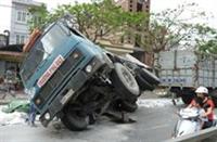 Xe ô tô quá tải lật ngang đường quốc lộ