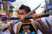 Đeo khuyên tai bằng khoan .