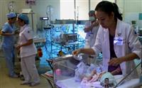 Xe tải cán sản phụ, cháu bé văng ra ngoài ............