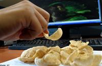 Việc xem TV có liên quan với tăng cân, tăng cholesterol, tăng huyết áp và bệnh tiểu đường.