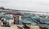 Hàng ngàn người đổ về biển Vũng Tàu dịp nghỉ lễ là cơ hội để nhiều dịch vụ thi nhau "hét giá"
