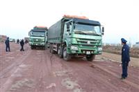 Làm cách nào để xe ô tô, xe tải vượt đường lầy lội dễ dàng